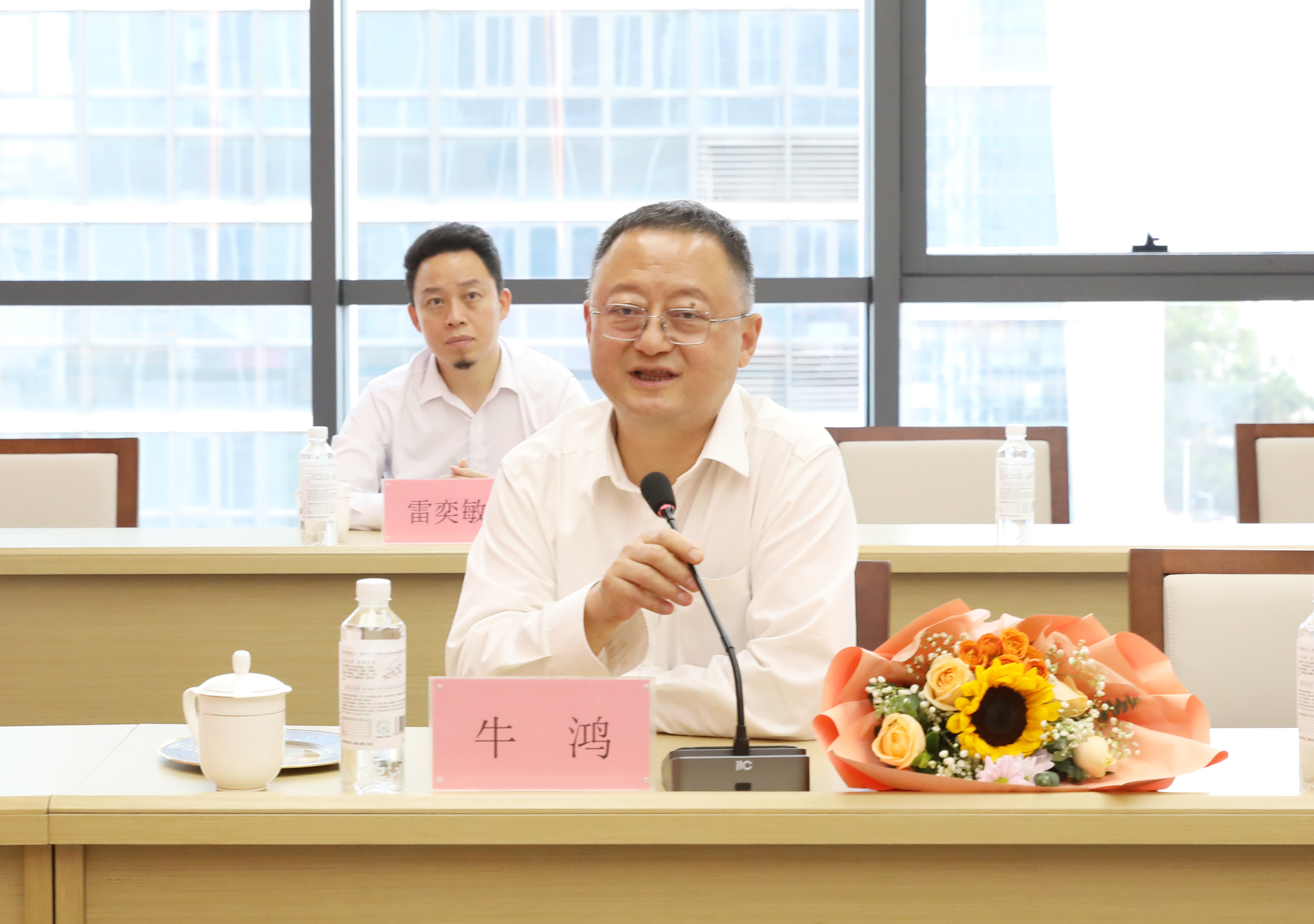 牛鸿.jpg